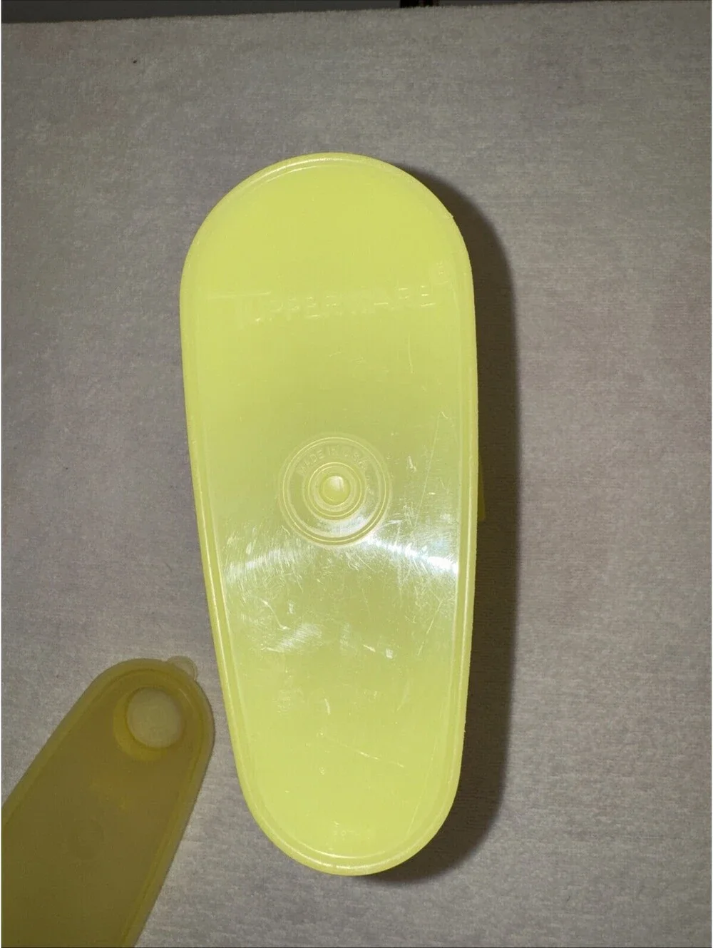 Tupperware vintage Beverage Buddy Yellow Color 1 Quart